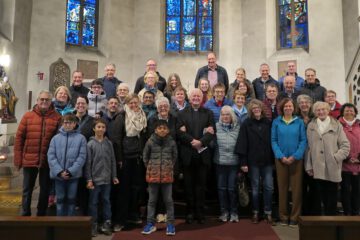 Sängerinnen und Sänger des Kirchenchors Lautenbach mit Familienangehörigen und Pfarrer Benno Gerstner in der Klosterkirch des Klosters Lichtenthal